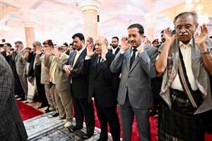 رئيس مجلس القيادة الرئاسي الرئيس يؤدي صلاة عيد الفطر مع عدد من قيادات الدولة في مدينة عدن
