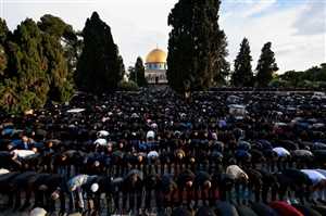 بلا احتفال.. 65 ألف فلسطيني يقيمون صلاة عيد الفطر في الأقصى