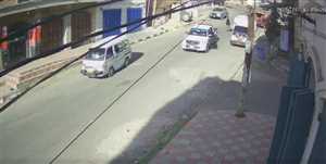 جريمة تهز العاصمة صنعاء.. فيديو يوثق اختطاف طفل من بين أحضان والدته في وضح النهار بعد سحلها وسط الشارع