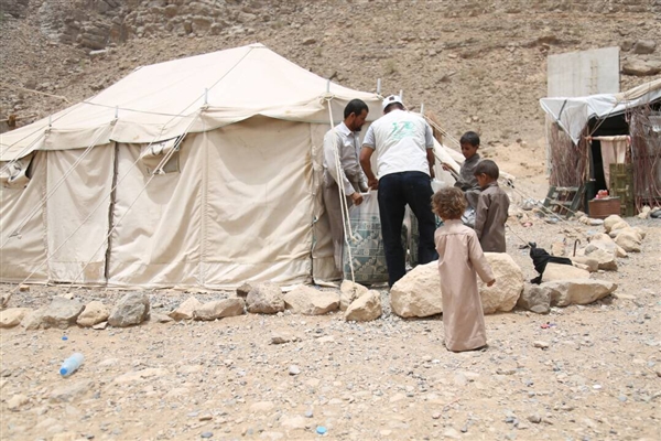 مركز الملك سلمان يوزع مساعدات للنازحين بمحافظة مأرب