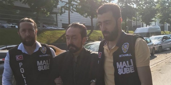 شاهد.. قوات الأمن توقف التركي "عدنان أوكتار" المعروف باسم "هارون يحيى"