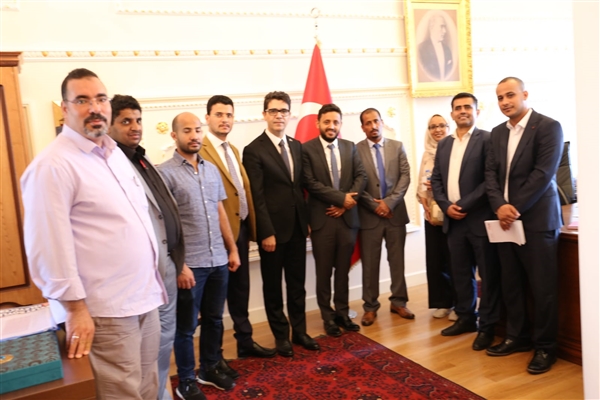 الجالية اليمنية تناقش موضوع الإقامات السياحية والانسانية مع نائب والي إسطنبول