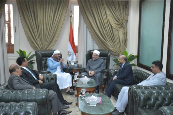 وزير الأوقاف أثناء لقائه بمفتي الديار المصرية: الشرعية تكرر الدعوات إلى حوار جاد وصادق ينهي الحرب ويحقق السلام