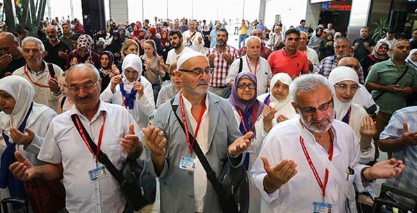 دموع الفرح ترافق انطلاق أول قافلة للحجاج الأتراك للعام 2018