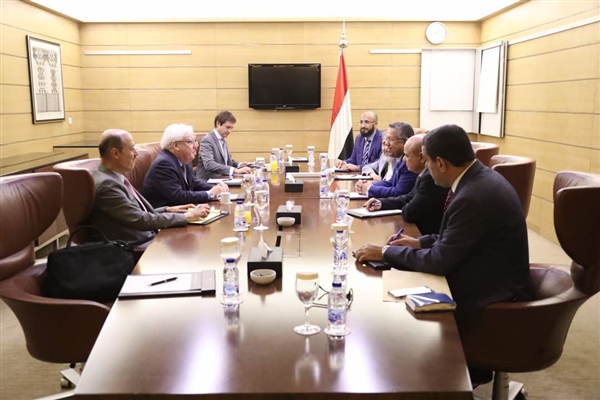 رئيس الوزراء للمبعوث الأممي: لا حل في اليمن دون تنفيذ المرجعيات الثلاث