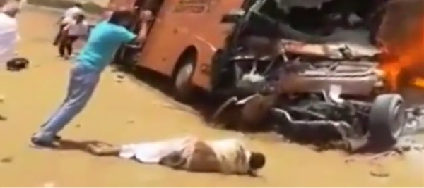 شاهد.. قافلة الحجاج الأتراك تتعرض لحادث سير في المدينة المنورة