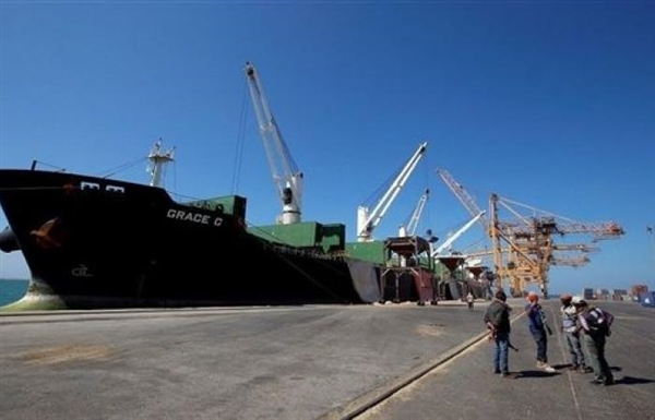 التحالف العربي يعلن اصطدام سفينة بقاع ميناء الحديدة ويتهم الحوثيين بسوء إدارة الميناء