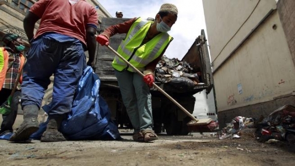 معلم يمني يتحول إلى عامل نظافة