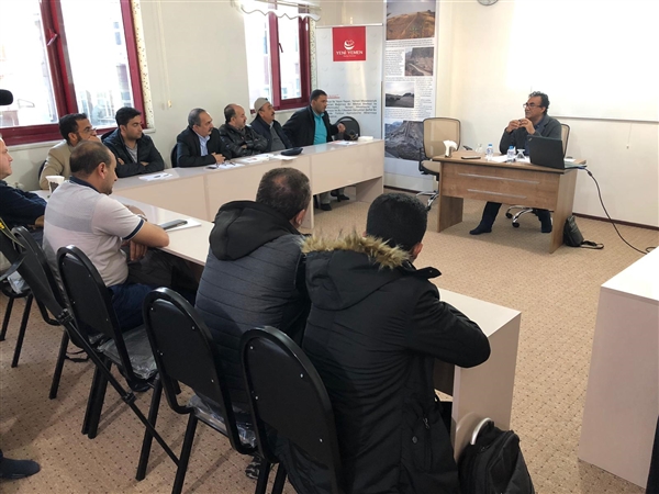 مركز "يني يمن الإعلامي" يقيم ندوة سياسية حول "الثابت والمتغير في الصراع اليمني"