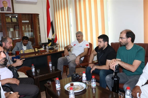 وفد منظمة "صدقة تاش" التركية يزور الأمين العام لمحلي المهرة