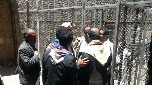 في ظل خلافات حول ملف الأسرى.. اعترافات حوثية بوجود مئات الأسرى الإضافيين