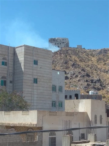 الحوثيون يقصفون أحياء تعز بأكثر من 20 قذيفة واشتباكات بين الأمن ومسحلين وسط المدينة