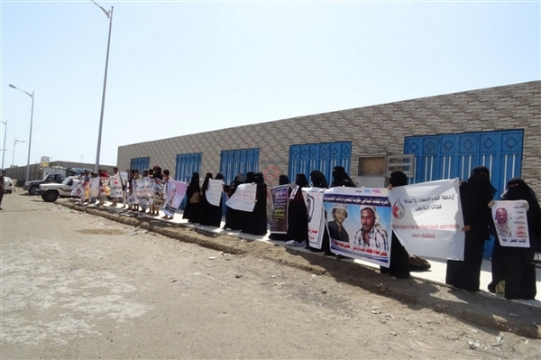 احتجاجات لأمهات المختطفين أمام منزل النائب العام ومنزل نائب وزير الداخلية بعدن