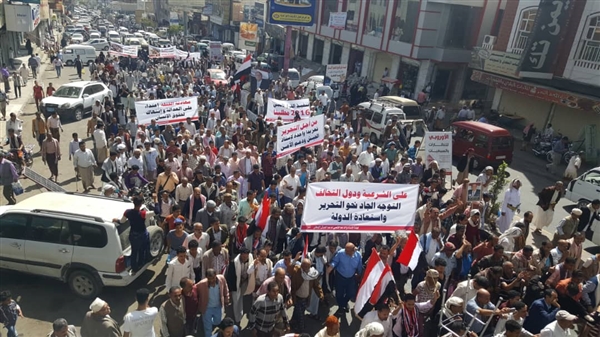 مظاهرة حاشدة تطالب الشرعية والتحالف باستكمال تحرير مدينة تعز