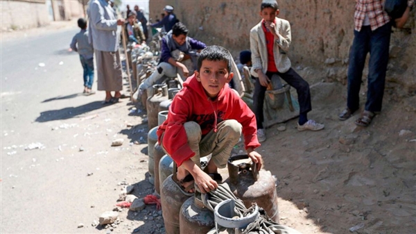 "الغاز المنزلي" مهمة شاقة لسكان صنعاء وتجارة حوثية تجلب أرباحاً هائلة (تقرير خاص)