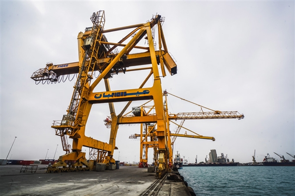 ميناء الحديدة يعود للعمل ووصول أول سفينة إغاثية منذ 10 أشهر