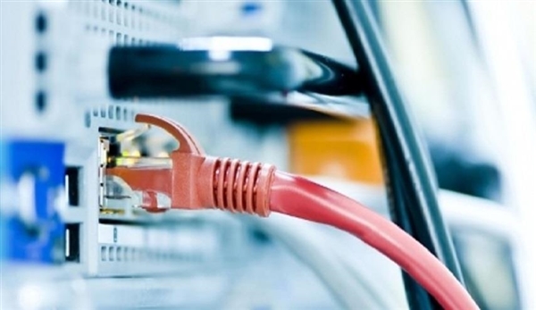 لهذه الأسباب.. ميليشيات الحوثي تقرر إعادة خدمة الإنترنت للحديدة