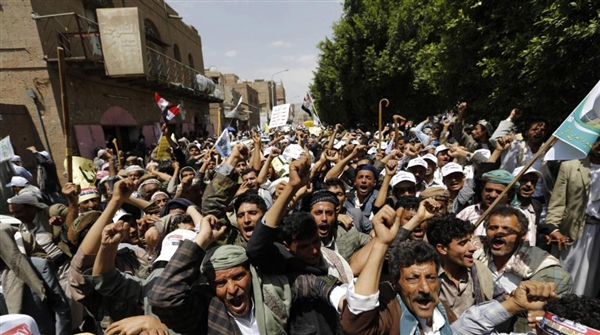 الحوثيون يحتشدون في صنعاء بعد إجبار المتاجر واستخدام مكبرات المساجد لبث كلمة زعيمهم
