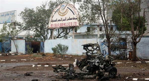 الحوثيون يجددون الهجوم على مخازن الغذاء في الحديدة ويقتلون عامل إطفاء