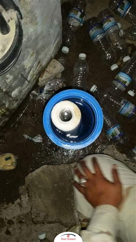 تعز: وقفة لعمال النظافة للمطالبة برواتبهم والشرطة تضبط معمل مياه مغشوشة