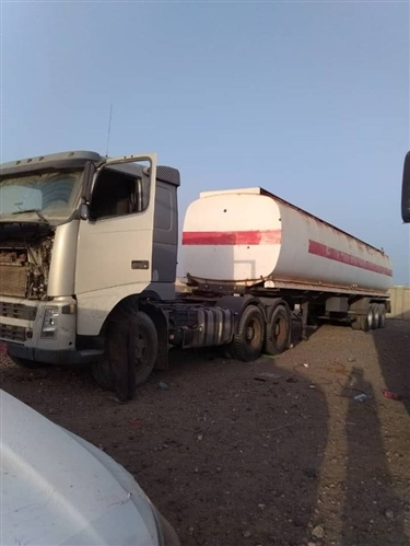 قائد عسكري في قوات "طارق صالح" يستولي على مقطورة نفطية في الحديدة