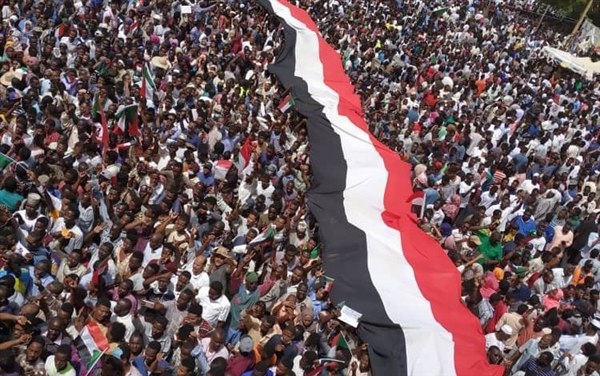 السودانيون يواصلون اعتصامهم بعد تعيين رئيس جديد للمجلس الانتقالي