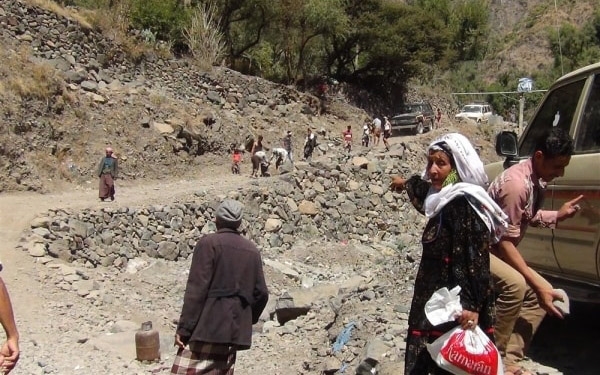 قال مواطنون أنه ضاعف من معاناتهم.. قوات اللواء 35 مدرع تغلق آخر منافذ تعز