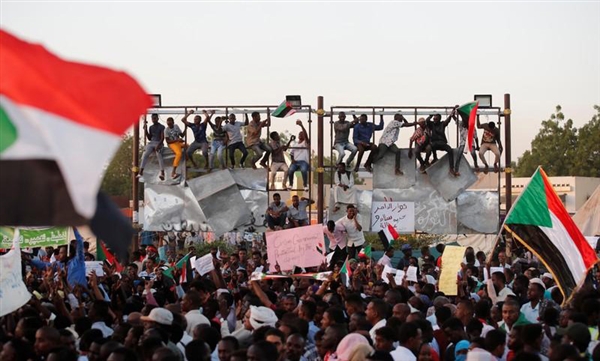 ثوار السودان يعلنون عدم الاعتراف بالمجلس العسكري وتصعيد الاحتجاجات