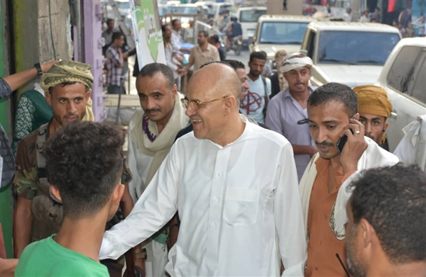 ماذا قال محافظ تعز عند رؤيته الأضرار التي لحقت بالمكاتب والمؤسسات الحكومية؟