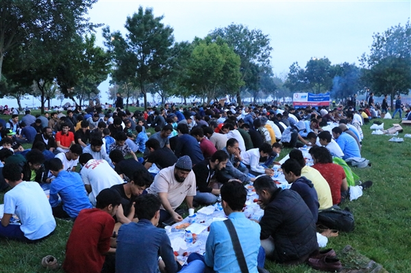 أكثر من 500 شخص من أبناء الجالية اليمنية تجمعهم مائدة إفطار في إسطنبول