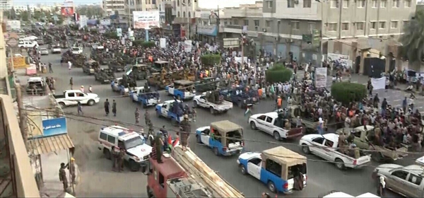 الحوثيون يستعرضون القوة في الحديدة.. وترقب لاستئناف المعركة (تقرير خاص)