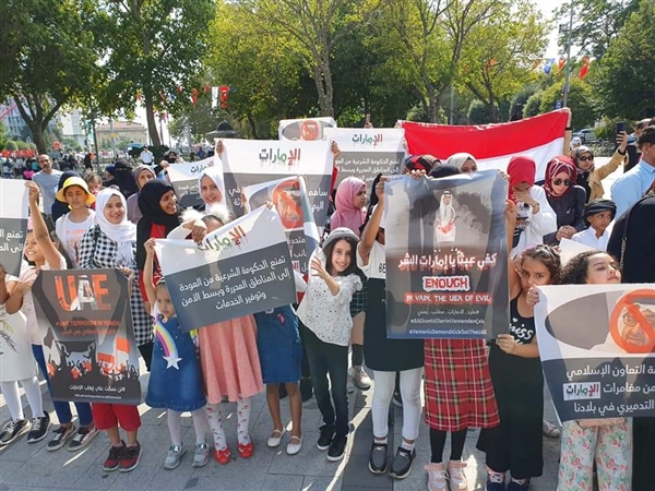 وقفة لأبناء الجالية اليمنية في اسطنبول استنكارا لجرائم الامارات