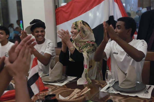 لأداءه المتميز.. توكل كرمان تكرم منتخب اليمن للناشئين