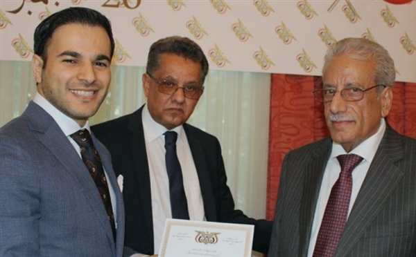 الحكومة تكرم شاباً يمنياً يتابعه 32 مليون شخص على "فيسبوك"