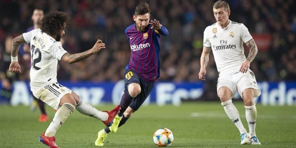 لماذا رفض ريال مدريد نقل مباراة الكلاسيكو إلى ملعبه ؟