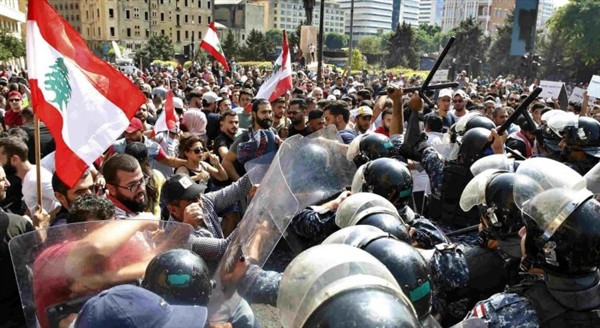 احتجاجات غاضبة تجتاح لبنان