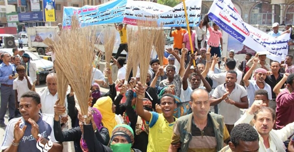 للمطالبة بالمرتبات.. إضراب مفتوح لعمال النظافة في تعز