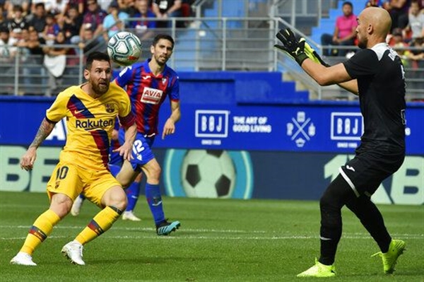 ميسي يقود برشلونة لهزيمة إيبار وصدارة الليغا