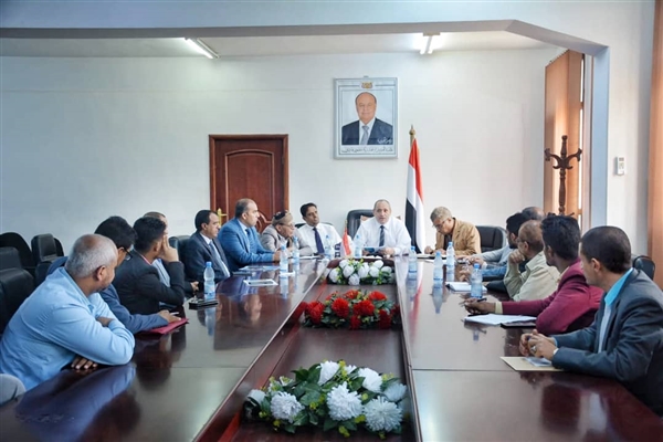 منح أبناء الشهداء والجرحى مقاعد تعليمية مجانية في تعز