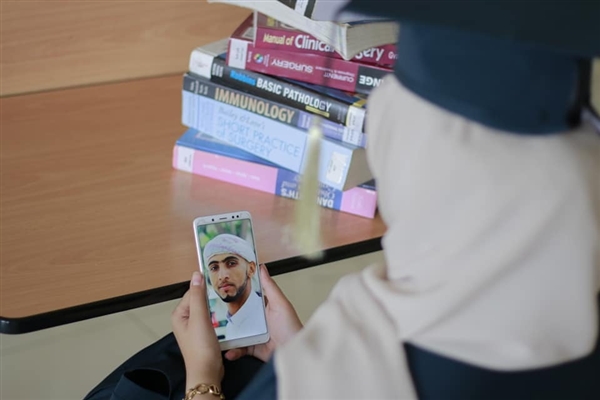 يمنية في حفل تخرجها تبعث برسالة حزينة الى خطيبها المختطف