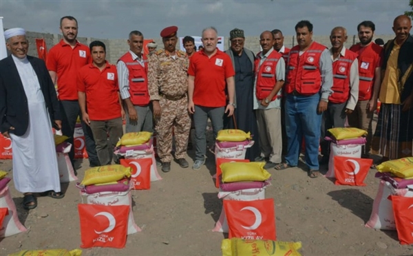 تركيا توزع 500 سلة غذائية في اليمن