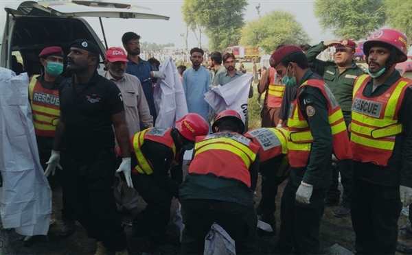 حريق قطار سريع في باكستان يخلف 65 قتيلاً