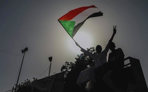 حزب سوداني يتهم الإمارات والسعودية بـ "التآمر" على الثورة