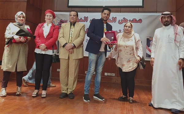 تشكيلي يمني يفوز بجائزة ملتقى الشمري الدولي الأول في القاهرة