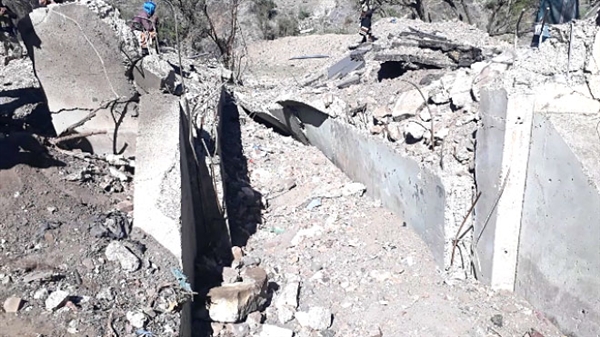 يربط بين صنعاء وعدن.. مليشيا الحوثي تفجر أكبر الجسور بالضالع