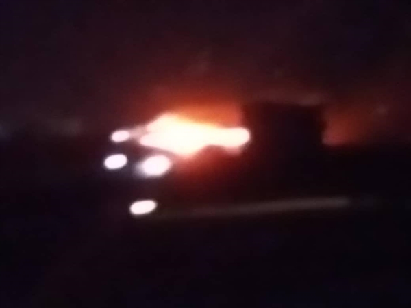 بصواريخ وطائرات مسيرة.. هجوم حوثي يستهدف المخا غرب تعز