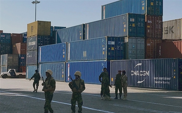 بالفيديو.. سي إن إن تكشف وصول أسلحة أمريكية إلى عدن