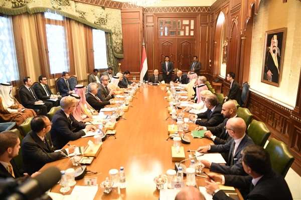 الرئيس يلتقي سفراء دول العشرين ويطالبهم بدعم تنفيذ اتفاق الرياض