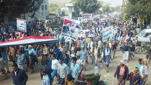 مظاهرة حاشدة في تعز تطالب برفع المواقع المستحدثة في التربة