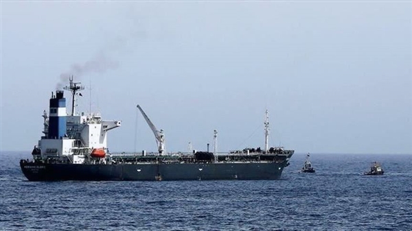 الحوثيون يعلنون دخول مشتقات نفطية جديدة لميناء الحديدة